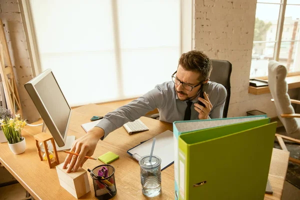 Un jeune homme d'affaires travaillant au bureau après la promotion — Photo