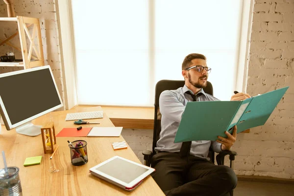Молодий бізнесмен працює в офісі після просування — стокове фото