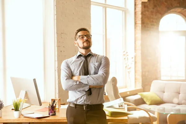 Un jeune homme d'affaires travaillant au bureau après la promotion — Photo