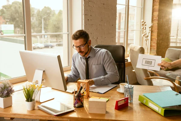 Joven hombre de negocios despedido, parece molesto — Foto de Stock