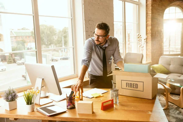 Joven hombre de negocios despedido, parece molesto — Foto de Stock