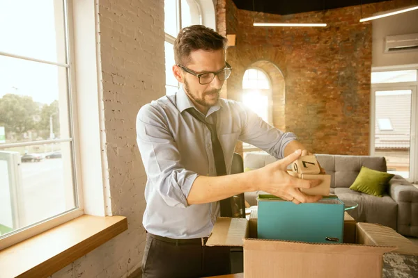 Jovem empresário demitido, parece chateado — Fotografia de Stock