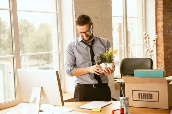 Joven hombre de negocios despedido, parece molesto — Foto de Stock