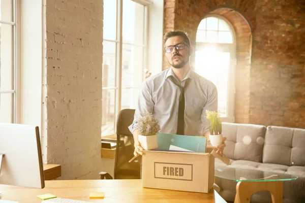 Joven hombre de negocios despedido, parece molesto — Foto de Stock