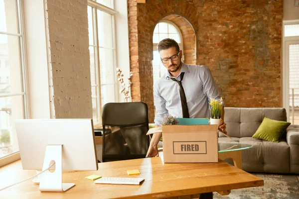 Joven hombre de negocios despedido, parece molesto — Foto de Stock