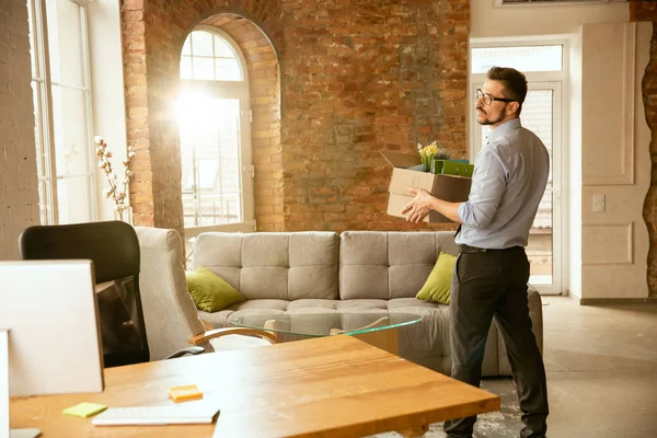 Joven hombre de negocios despedido, parece molesto — Foto de Stock