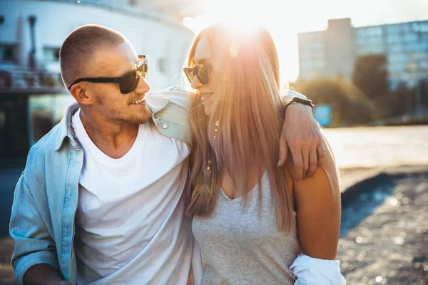 Bronceado joven caucásico pareja, moderno lovestory en película grano efecto —  Fotos de Stock