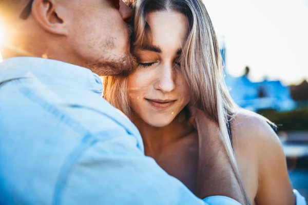 Casal caucasiano jovem bronzeado, lovestory moderno no efeito de grão de filme — Fotografia de Stock