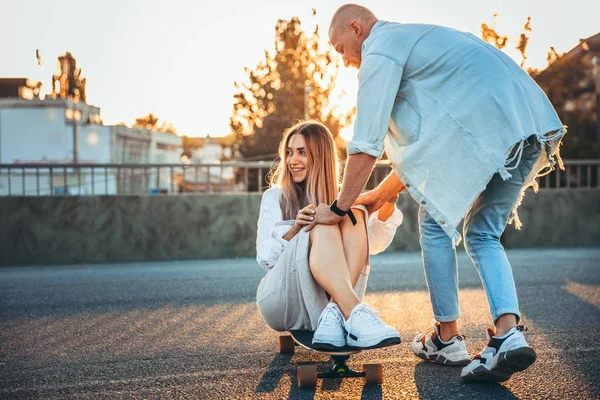 Bronceado joven caucásico pareja, moderno lovestory en película grano efecto —  Fotos de Stock