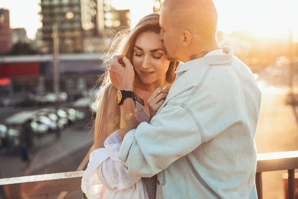 Cserzett fiatal kaukázusi pár, modern LoveStory a film gabona hatása — Stock Fotó