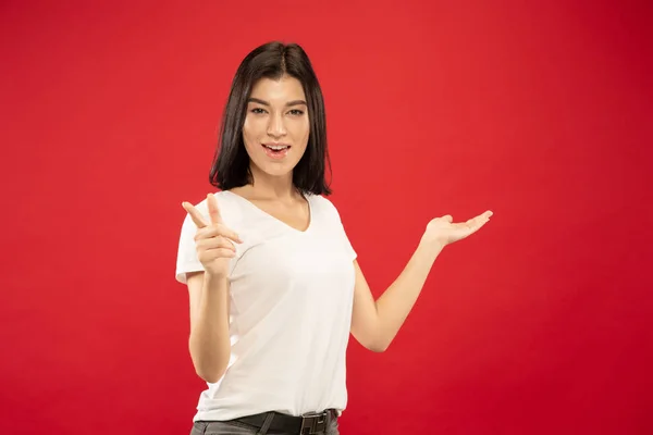 Kaukasische junge Frauen halblanges Porträt auf rotem Hintergrund — Stockfoto