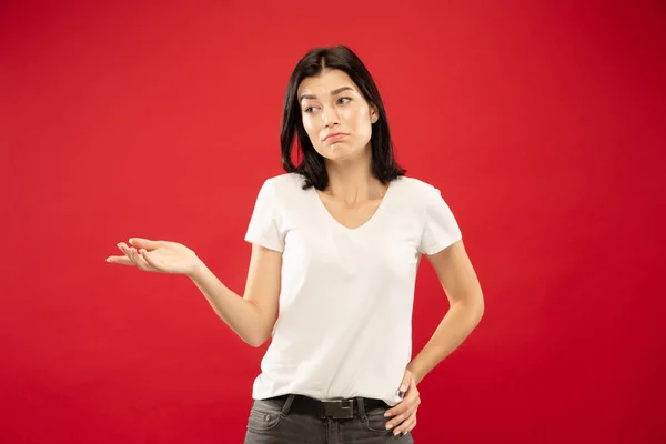 Caucásico jóvenes mujeres medio-longitud retrato sobre fondo rojo —  Fotos de Stock