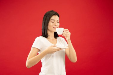 Beyaz genç kadınlar kırmızı arka plan üzerinde yarım uzunlukta portre