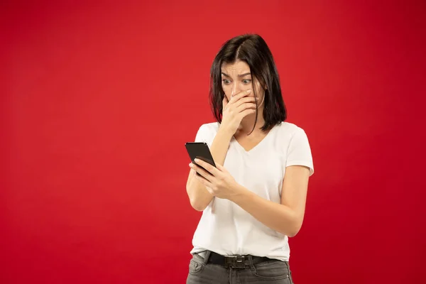 Caucásico jóvenes mujeres medio-longitud retrato sobre fondo rojo — Foto de Stock