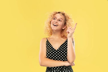 Beyaz genç kadınlar sarı arka plan üzerinde yarım uzunlukta portre