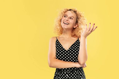 Beyaz genç kadınlar sarı arka plan üzerinde yarım uzunlukta portre