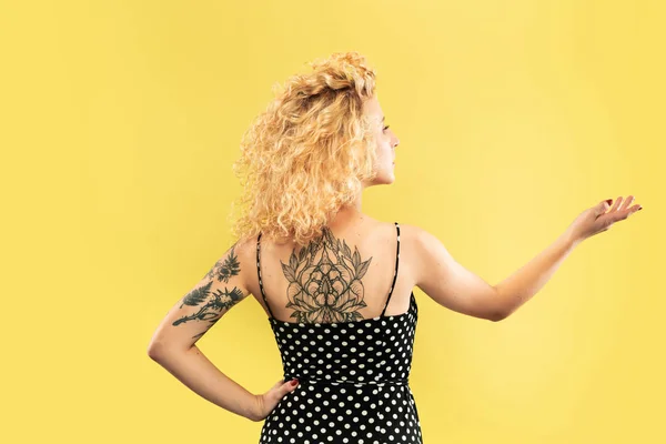 Mujeres jóvenes caucásicas media longitud retrato sobre fondo amarillo — Foto de Stock