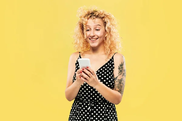 Beyaz genç kadınlar sarı arka plan üzerinde yarım uzunlukta portre — Stok fotoğraf