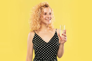 Beyaz genç kadınlar sarı arka plan üzerinde yarım uzunlukta portre