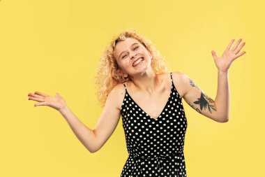 Beyaz genç kadınlar sarı arka plan üzerinde yarım uzunlukta portre