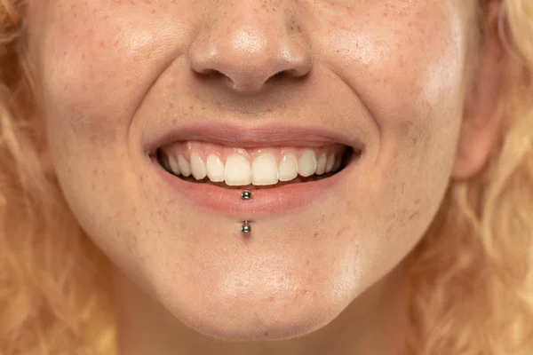 Wanita muda yang cantik bibir penuh close-up, konsep perawatan kulit yang sempurna — Stok Foto