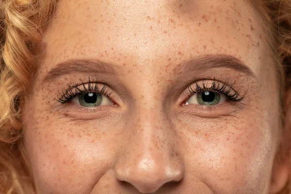 Beautiful young womans eyes close-up, perfect skincare concept — Stock Photo, Image