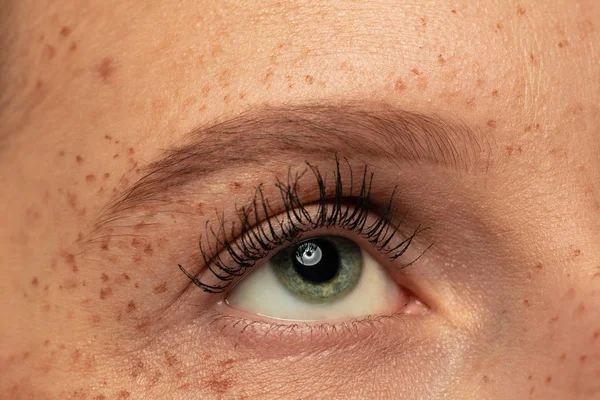 Beautiful young womans eye close-up, perfect skincare concept — Stock Photo, Image