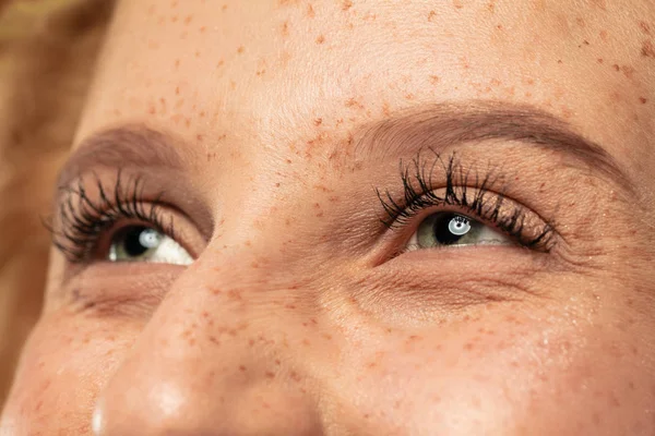 Beaux yeux de jeunes femmes en gros plan, concept parfait de soins de la peau — Photo