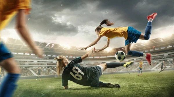 Femminile di calcio o di calcio calciatori palla allo stadio — Foto Stock