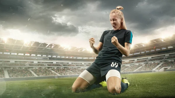 Mujeres futbolistas o futbolistas pateando pelota en el estadio — Foto de Stock