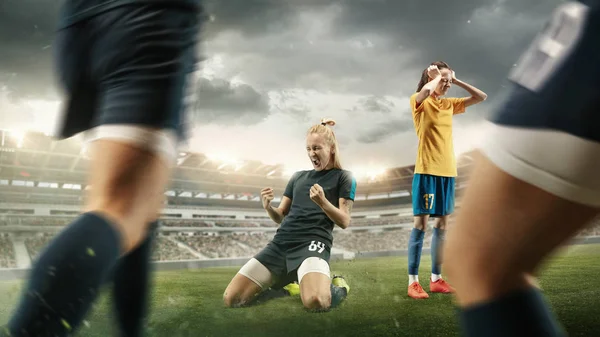 Futebol feminino ou jogadores de futebol chutando bola no estádio — Fotografia de Stock