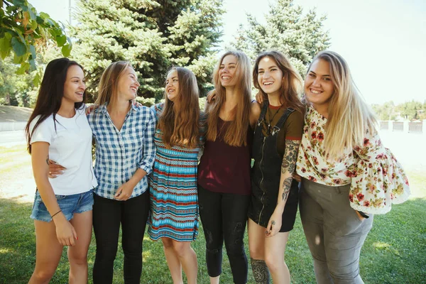 Des femmes heureuses en plein air le jour ensoleillé. Concept de puissance fille . — Photo