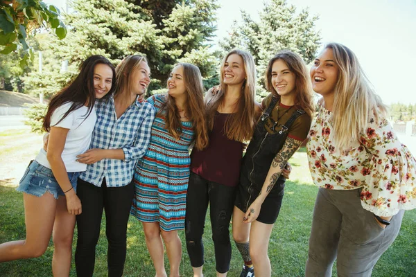 Donne felici all'aperto nella giornata di sole. Ragazza potere concetto . — Foto Stock