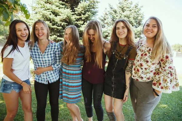 Donne felici all'aperto nella giornata di sole. Ragazza potere concetto . — Foto Stock