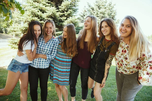 Donne felici all'aperto nella giornata di sole. Ragazza potere concetto . — Foto Stock