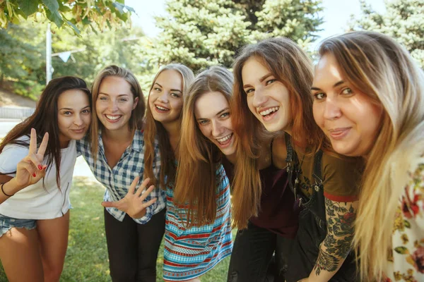 Lyckliga kvinnor utomhus på soliga dagar. Girl Power Concept. — Stockfoto