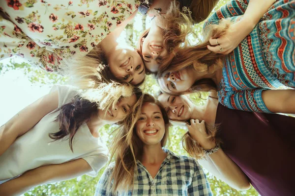 Donne felici all'aperto nella giornata di sole. Ragazza potere concetto . — Foto Stock