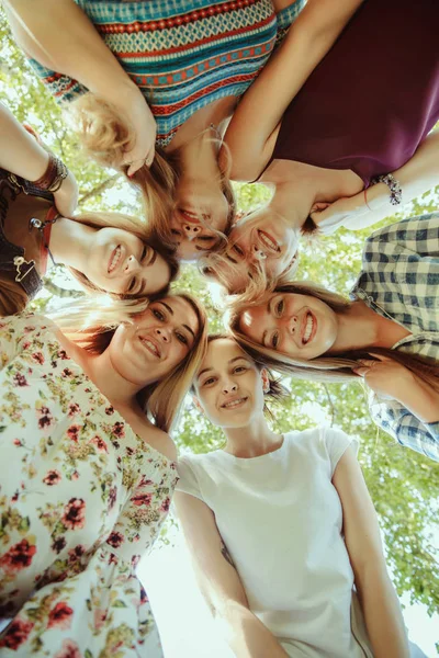 Donne felici all'aperto nella giornata di sole. Ragazza potere concetto . — Foto Stock