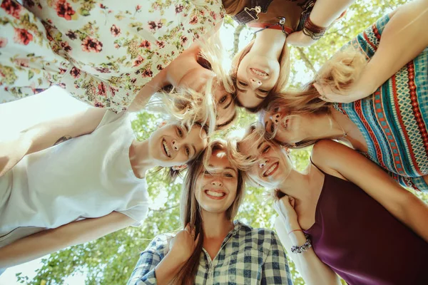 Donne felici all'aperto nella giornata di sole. Ragazza potere concetto . — Foto Stock