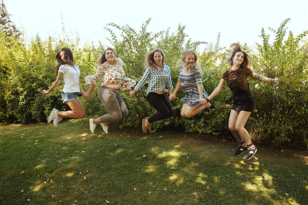 Mujeres felices al aire libre en un día soleado. concepto de poder chica . — Foto de Stock