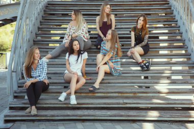 Güneşli bir günde dışarıda mutlu kadınlar. Kız güç kavramı.