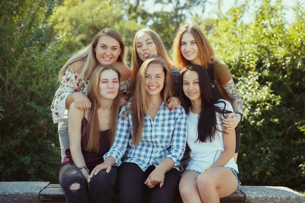 Mujeres felices al aire libre en un día soleado. concepto de poder chica . —  Fotos de Stock