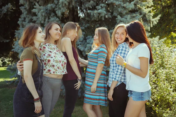 Glückliche Frauen an sonnigen Tagen im Freien. Girl-Power-Konzept. — Stockfoto