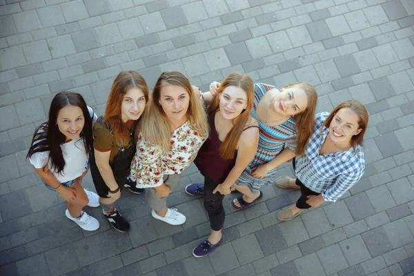 Donne felici all'aperto nella giornata di sole. Ragazza potere concetto . — Foto Stock