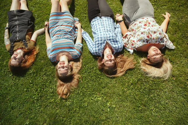 Mulheres felizes ao ar livre no dia ensolarado. Conceito de poder feminino . — Fotografia de Stock