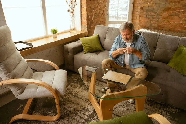 Homem sênior trabalhando com laptop em casa - conceito de casa estudando — Fotografia de Stock