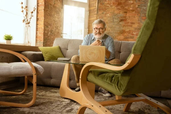 Senior man working with laptop at home - concept of home studying — Stock Photo, Image