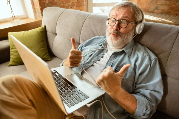 Senior-Mann arbeitet mit Laptop zu Hause - Konzept des häuslichen Lernens — Stockfoto