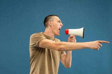 Mavi arka plan üzerinde Kafkas genç adam yarım uzunlukta portre