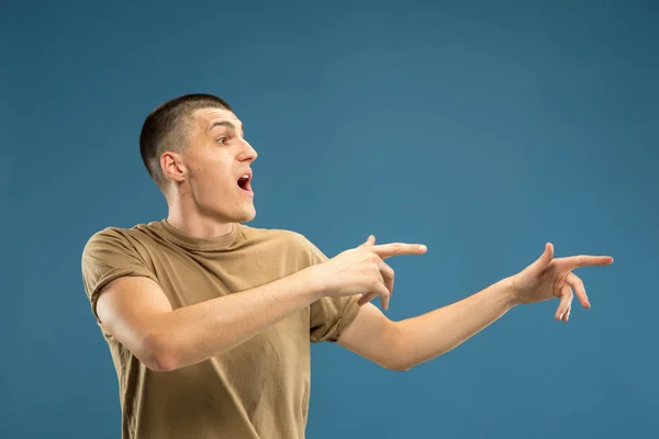 Kaukasische jonge mans halve lengte portret op blauwe achtergrond — Stockfoto